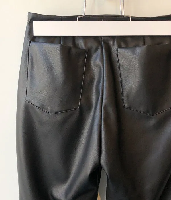 PHEENY/ROYAL FAKE LEATHER BELT-LESS FLARED PANTS(BLACK)